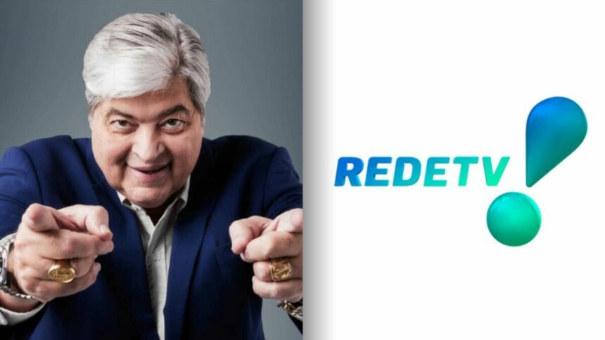 Datena de terno azul escuro e sem gravata ao lado do logo da RedeTV!. Ele está sorridente e apontando para você