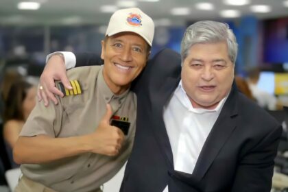 Comandante Hamilton abraça Datena e faz sinal de ok na redação do SBT