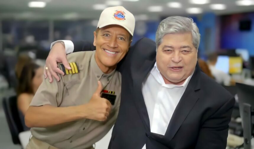 Comandante Hamilton abraça Datena e faz sinal de ok na redação do SBT