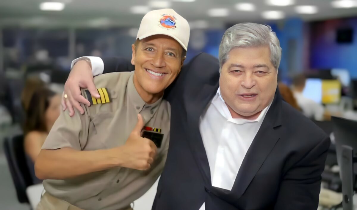 Comandante Hamilton abraça Datena e faz sinal de ok na redação do SBT