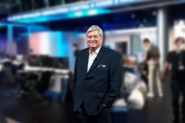 Datena sorridente na redação de jornalismo da RedeTV!