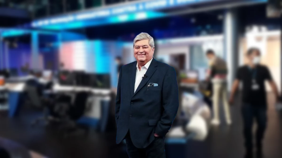 Datena sorridente na redação de jornalismo da RedeTV!