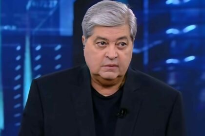 Datena com semblante triste no cenário do Tá na Hora, do SBT