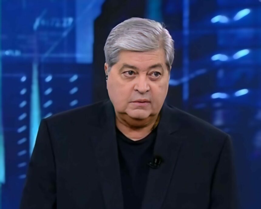 Datena com semblante triste no cenário do Tá na Hora, do SBT