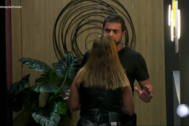 Adriana olha para Dhomini que gesticula com as mãos com raiva no corredor do Power Couple Brasil 7