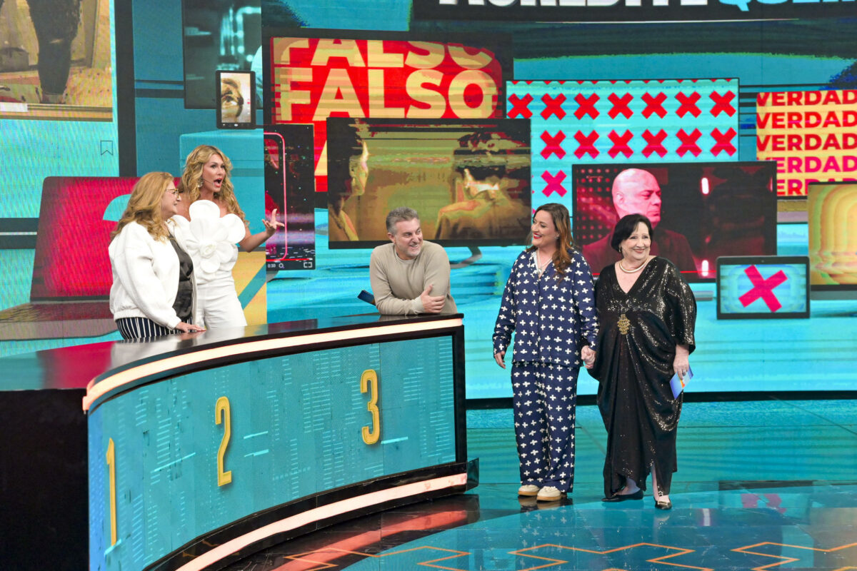 Luciano Huck entre Livia Andrade e a mãe Silvana, e D. Déa Lúcia e a filha Ju Amaral.