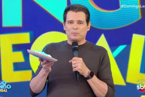 Celso Portiolli segura torta na mão no palco do Domingo Legal