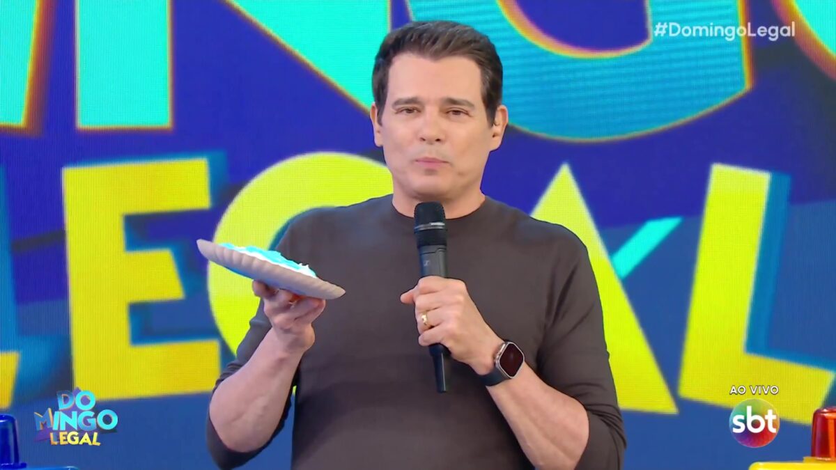 Celso Portiolli segura torta na mão no palco do Domingo Legal