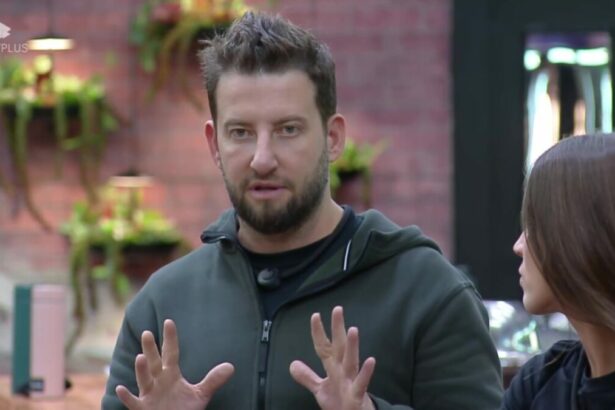 Eros levanta as mãos ao contar trapaça na sala do Power Couple Brasil 7