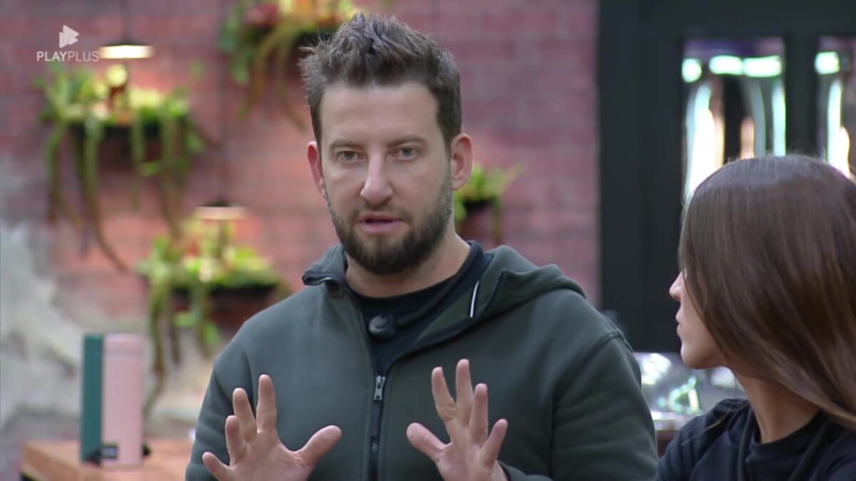 Eros levanta as mãos ao contar trapaça na sala do Power Couple Brasil 7