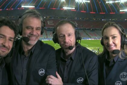 Pato, Mauro Beting, Tiago Leifert e Nadine Basttos abraçados no estádio, vestindo fardamento com o logo do SBT