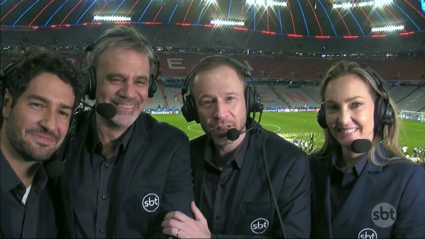 Pato, Mauro Beting, Tiago Leifert e Nadine Basttos abraçados no estádio, vestindo fardamento com o logo do SBT