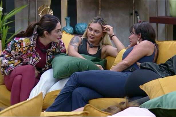 Fran, Ana Paula e Gretchen sorrindo de Talira sentadas no canto do sofá da Mansão do Power Couple Brasil