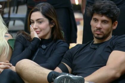 Fran coloca a mão na boca, enquanto Junior olha para o chão ao saber do ranking no Power Couple Brasil 7