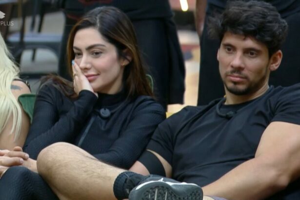 Fran coloca a mão na boca, enquanto Junior olha para o chão ao saber do ranking no Power Couple Brasil 7