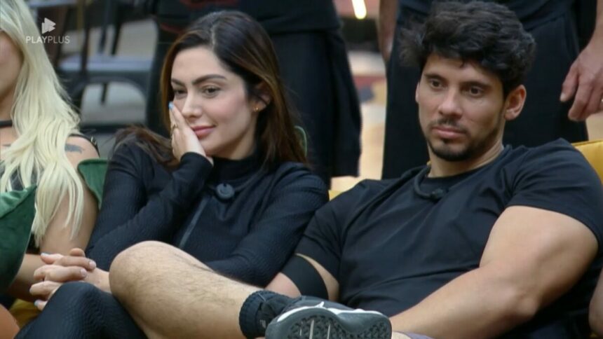 Fran coloca a mão na boca, enquanto Junior olha para o chão ao saber do ranking no Power Couple Brasil 7