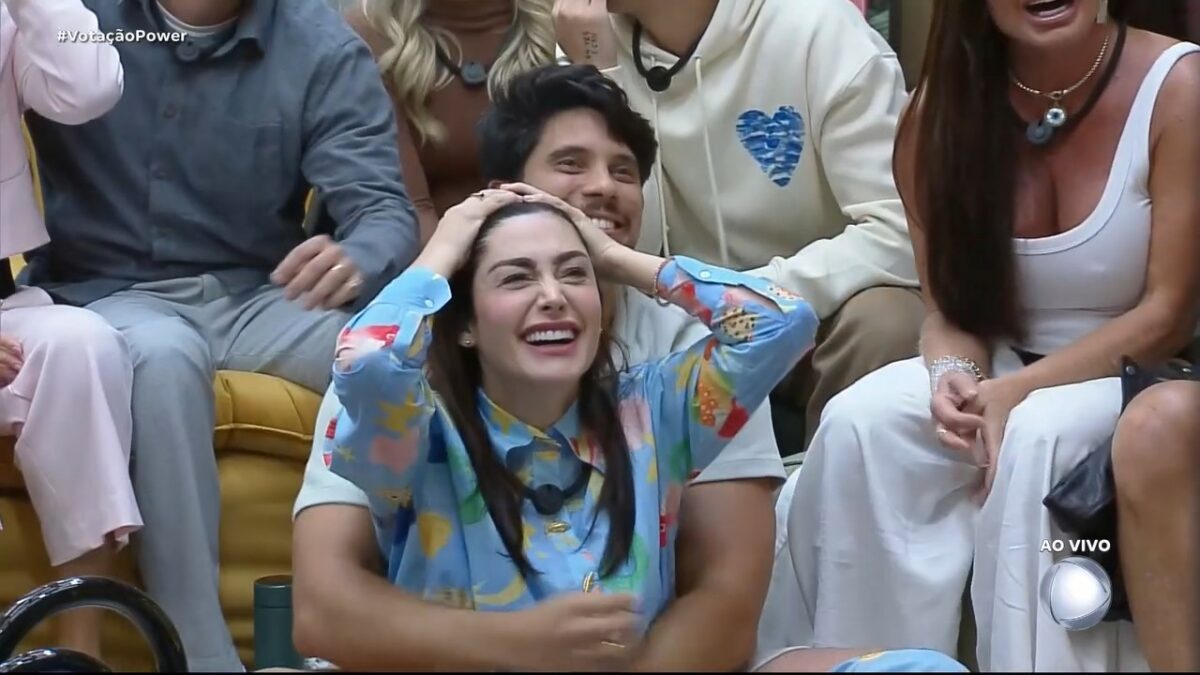 Fran com as mãos na cabeça celebra vitória na Prova dos Casais do Power Couple Brasil 7
