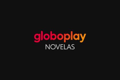 Logo do Globoplay Novelas com o logo original do Globoplay em tons laranja e amarelo e o fundo preto, com a palavra "NOVELAS" em caixa alta