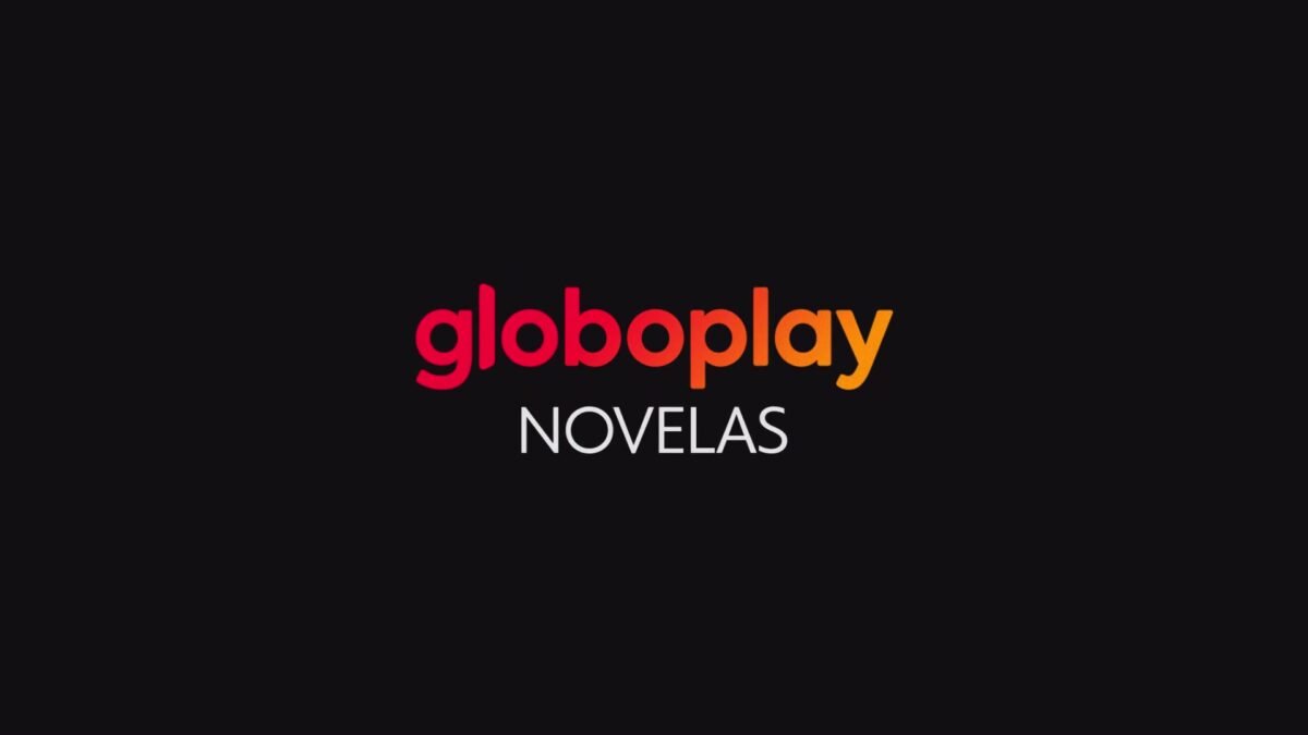 Logo do Globoplay Novelas com o logo original do Globoplay em tons laranja e amarelo e o fundo preto, com a palavra "NOVELAS" em caixa alta