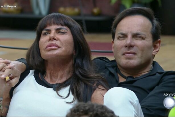 Gretchen e Esdras com semblantes sérios no sofá da Mansão do Power Couple Brasil 7