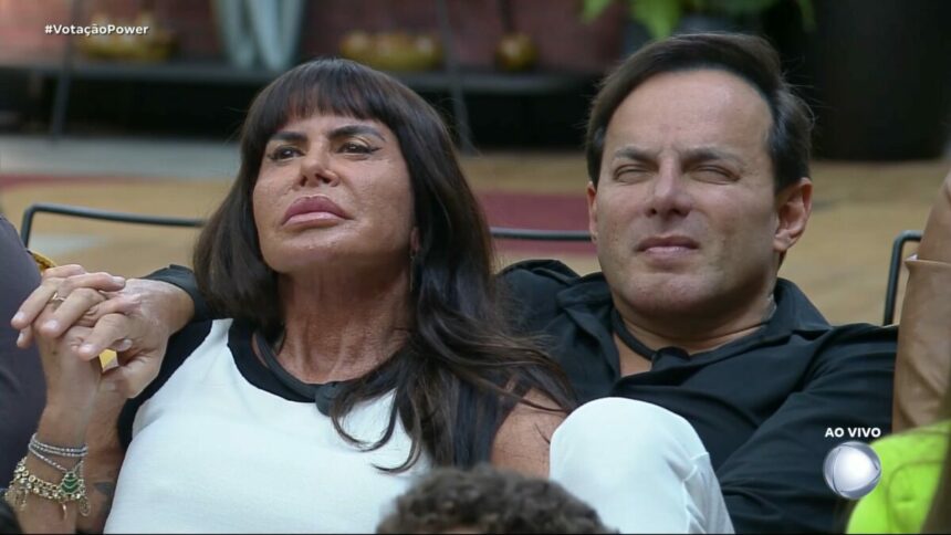 Gretchen e Esdras com semblantes sérios no sofá da Mansão do Power Couple Brasil 7