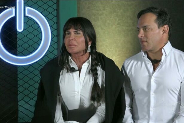 Esdras olhando para Gretchen enquanto gravavam depoimento para o Power Couple Brasil 7