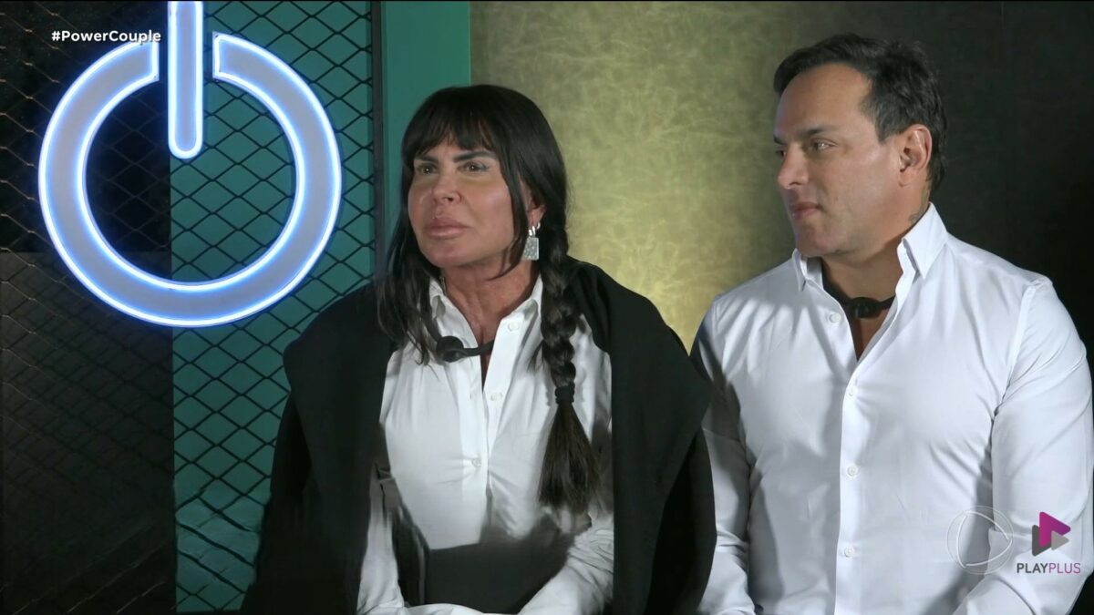 Esdras olhando para Gretchen enquanto gravavam depoimento para o Power Couple Brasil 7