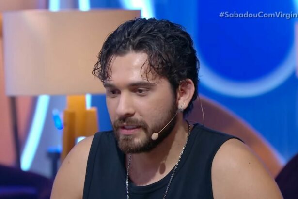 Gustavo Mioto com o cabelo molhado olhando para o chão no Sabadou com Virgínia