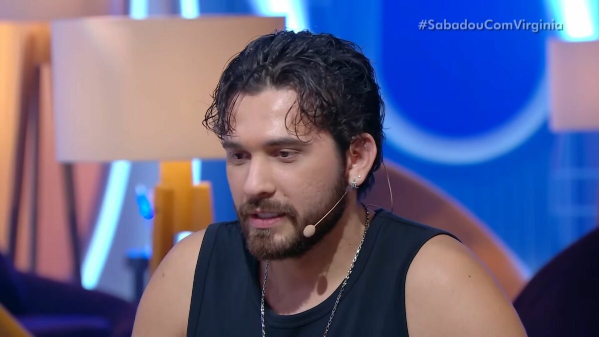 Gustavo Mioto com o cabelo molhado olhando para o chão no Sabadou com Virgínia