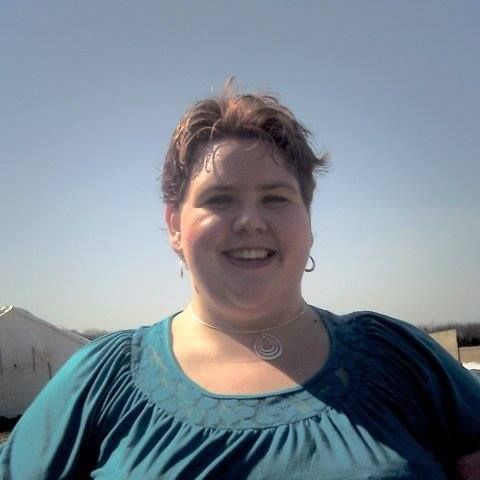 Participante do Quilos Mortais ainda obesa, vestindo blusa verde em um dia ensolarado. 
