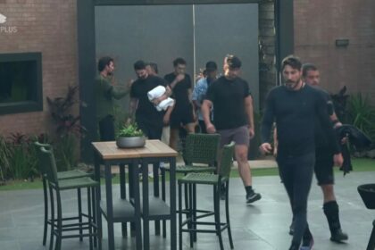 Homens entram no portão da Mansão do Power Couple Brasil 7