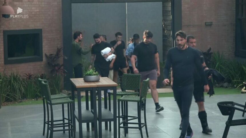 Homens entram no portão da Mansão do Power Couple Brasil 7