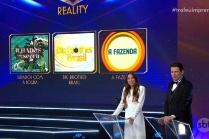 Logo do reality Ilhados Com a Sogra ao lado do BBB 24 e de A Fazenda no telão do Troféu Imprensa