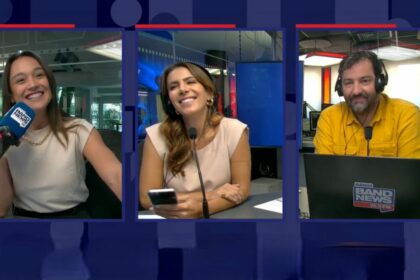 Jornalistas Carla Bigatto, Sheila Magalhães e Luiz Megale sorridentes no estúdio da rádio BandNews FM