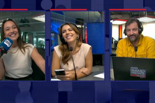 Jornalistas Carla Bigatto, Sheila Magalhães e Luiz Megale sorridentes no estúdio da rádio BandNews FM