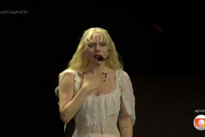 Lady Gaga coloca mão no peito e chora no palco de Copacabana