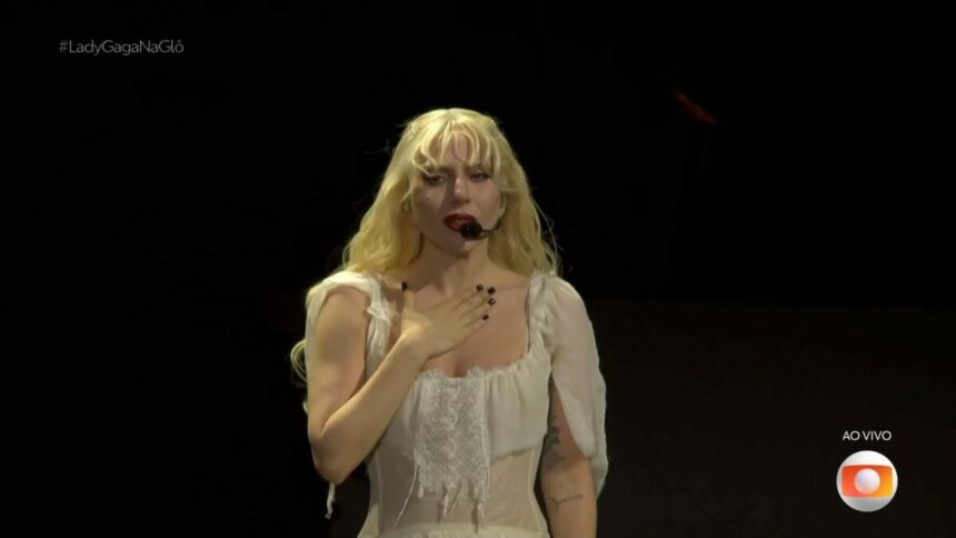 Lady Gaga coloca mão no peito e chora no palco de Copacabana