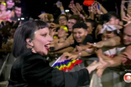Lady Gaga aperta a mão de fãs brasileiros