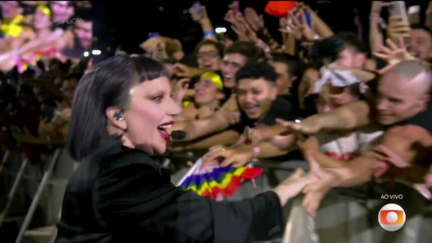 Lady Gaga aperta a mão de fãs brasileiros