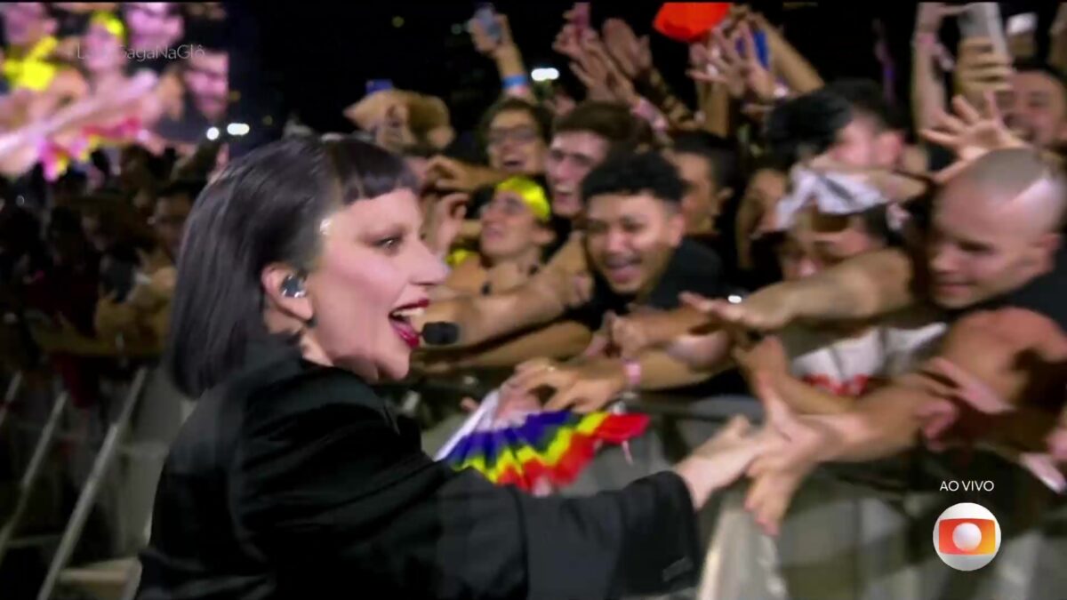 Lady Gaga aperta a mão de fãs brasileiros