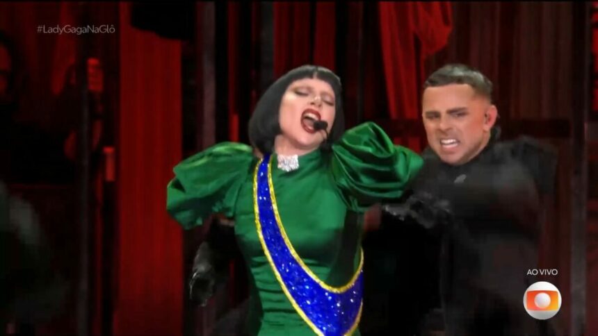 Lady Gaga canta com um vestido verde e azul e amarelo