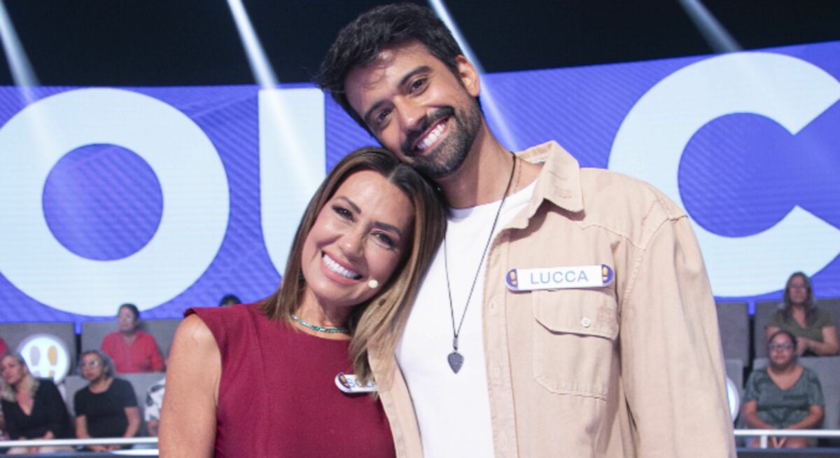 Solange Frazão sorrir e abraça Lucca no palco do Acerte Ou Caia!