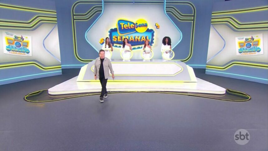 Luis Ricardo caminha no centro do cenário da Tele Sena Semanal edição 53