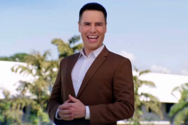 Luiz Bacci sorrindo no jardim do SBT, em chamada do programa Alô Você!
