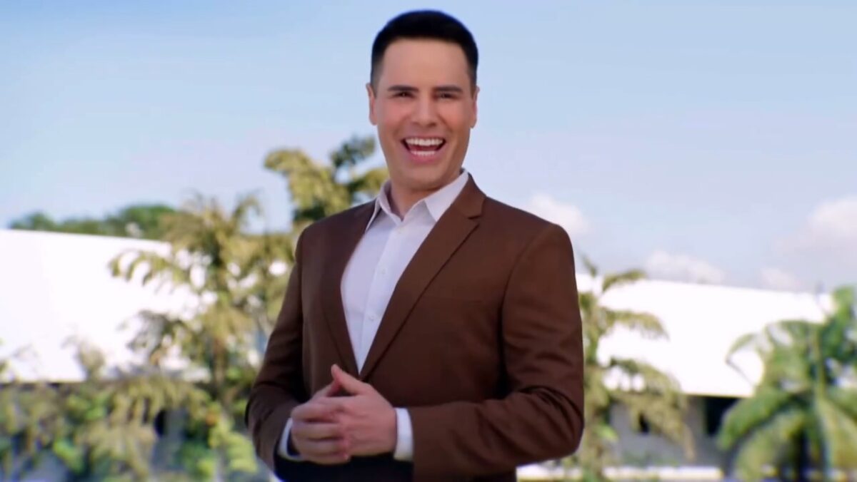 Luiz Bacci sorrindo no jardim do SBT, em chamada do programa Alô Você!