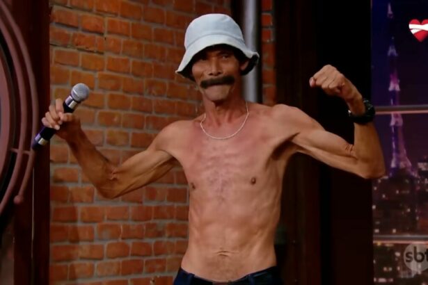 Madruguinha do Brasil mostra seu shape em uma brincadeira no palco do The Noite do SBT