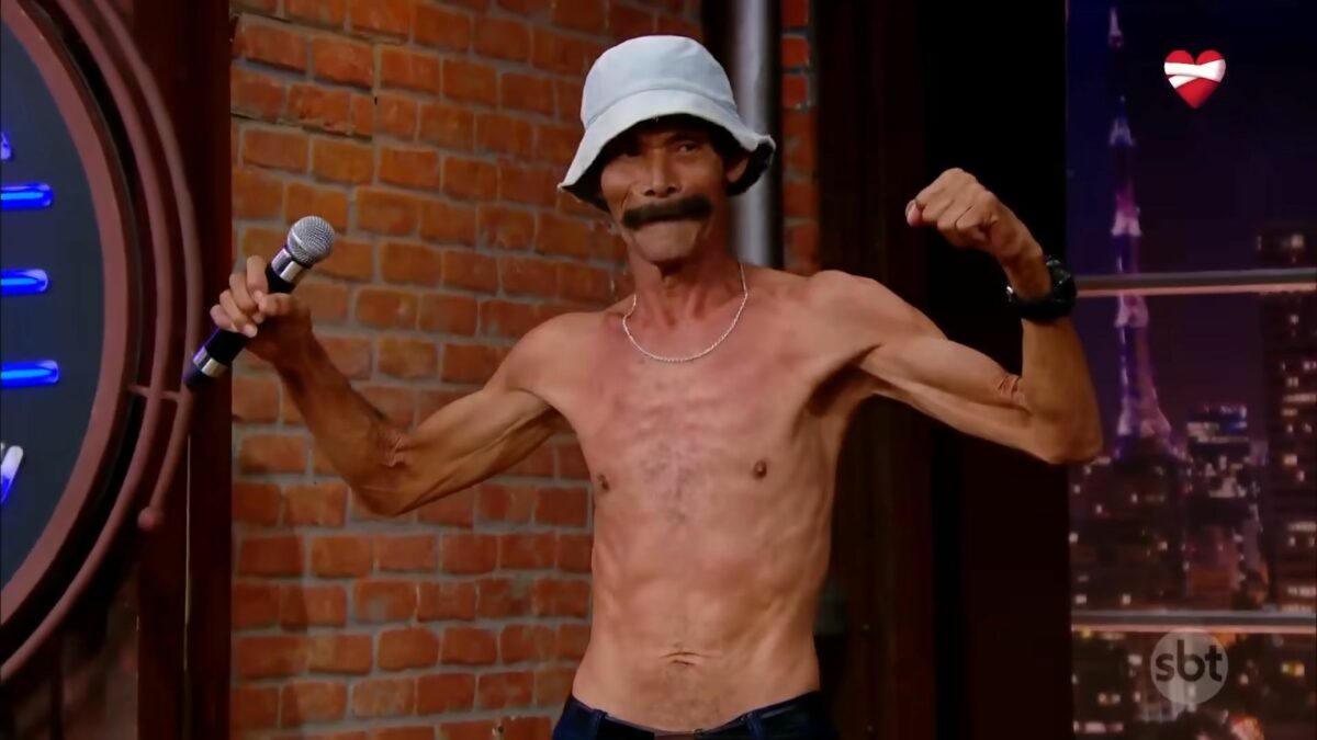 Madruguinha do Brasil mostra seu shape em uma brincadeira no palco do The Noite do SBT