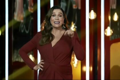 Marisa Orth de vestido vermelho no palco do Love & Dance na RECORD