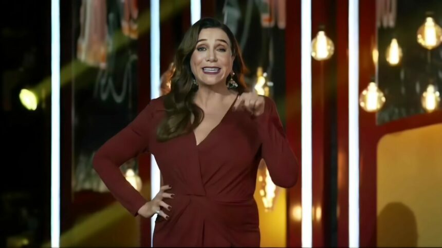 Marisa Orth de vestido vermelho no palco do Love & Dance na RECORD