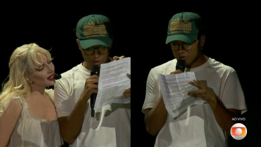 Nicolas, com boné verde, lendo a cara ao lado de Lady Gaga